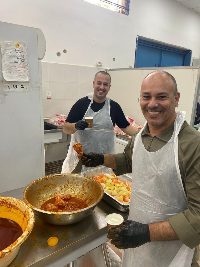 שני מתנדבים מכינים סלט בקערת ענק במטבח