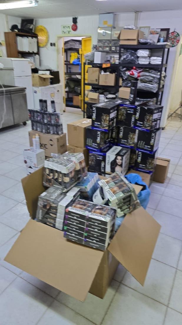 קרטון פתוח ובו ציוד שנרכש עבור היחידות
