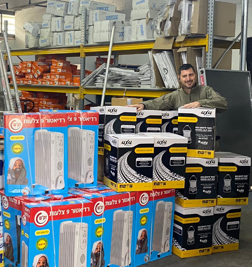 מלאי תנורי חימום ופנסים ממתין במחסן לחלוקה ליחידות