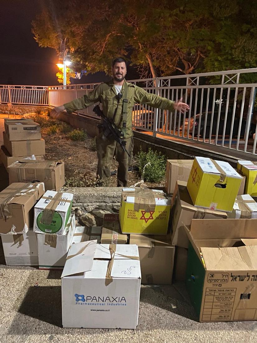 קרטוני מזון וציוד פרוקים בשטח בשעת לילה